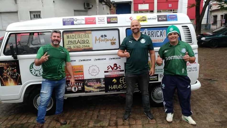 Trio de torcedores do Palmeiras viaja cerca de 2,5 mil km de Kombi para assistir à final da Libertadores