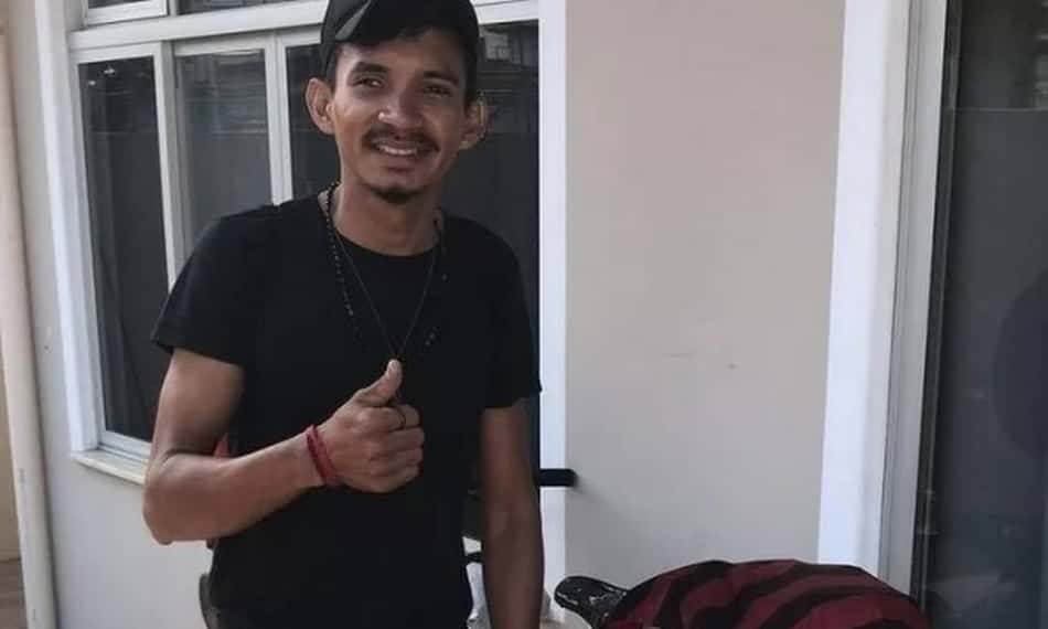 Torcedor do Flamengo que pedalou de Roraima a Montevidéu ganha um ingresso da Conmebol para a final
