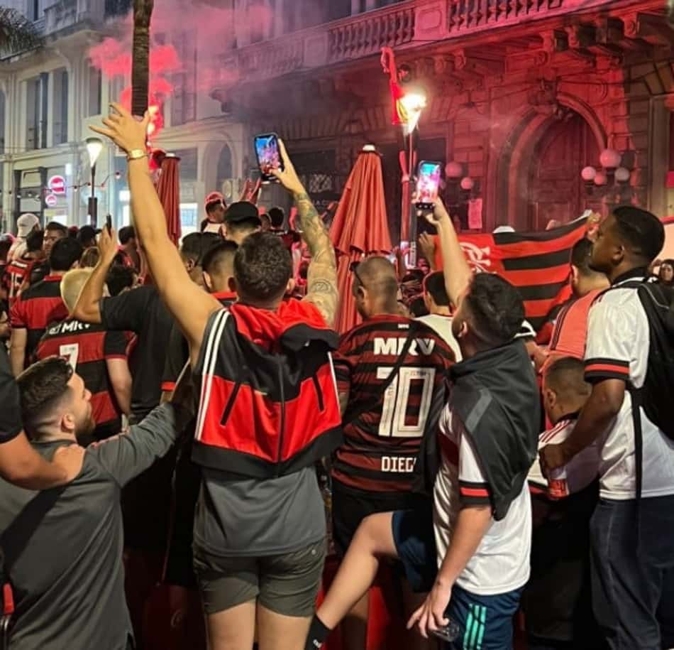 'Incansáveis': torcida do Flamengo leva clima do Maracanã a Montevidéu pelo Tri da Libertadores