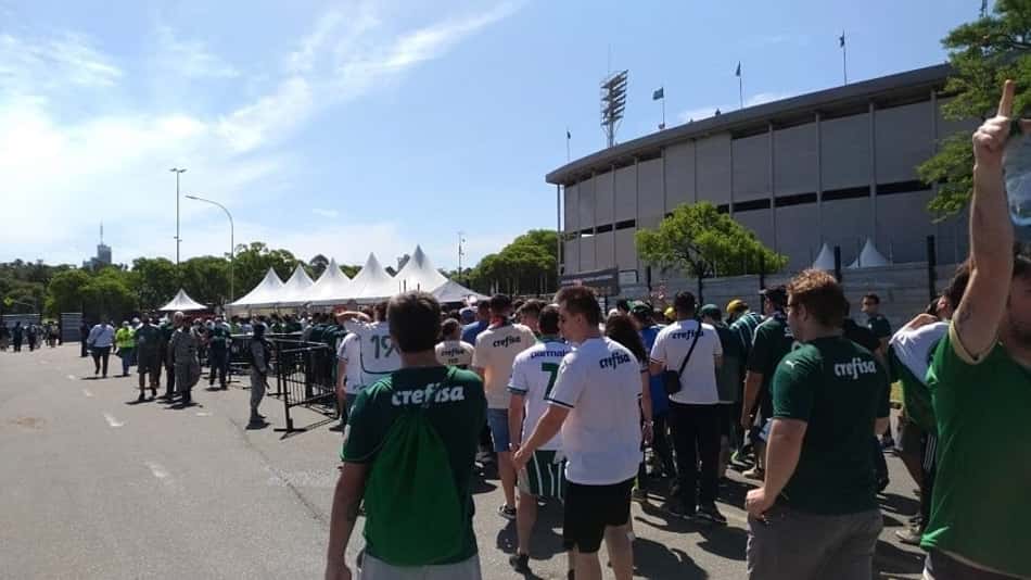 Entrada da torcida do Palmeiras flui sem problemas no Estádio Centenário