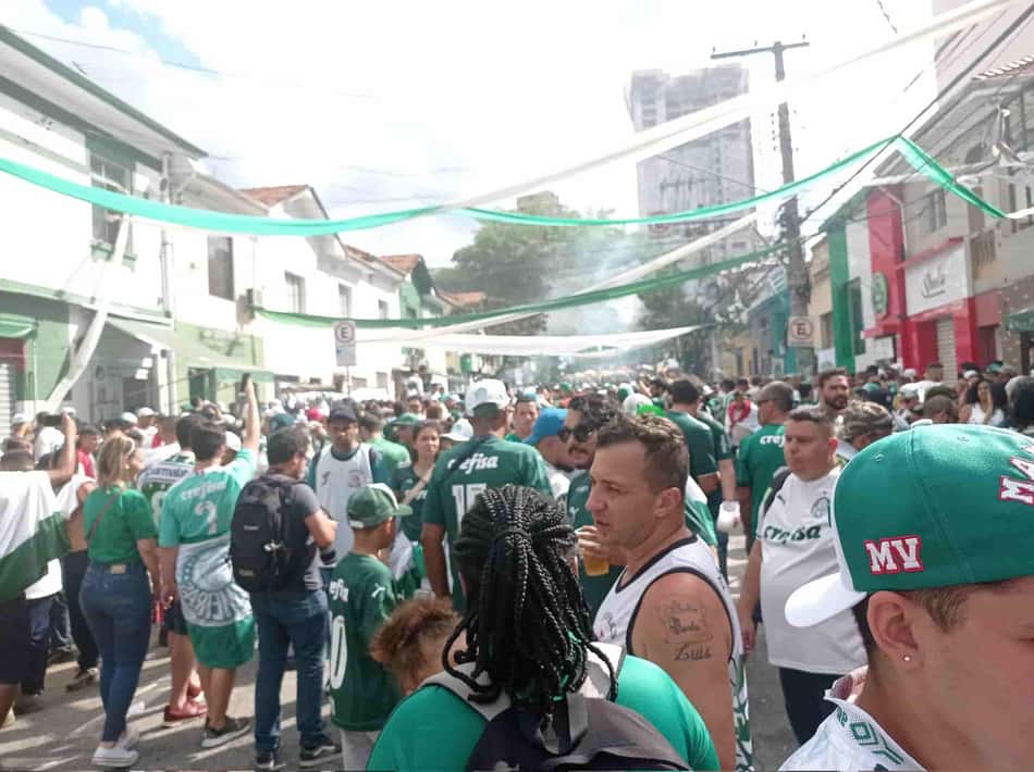 Torcedores do Palmeiras fecham ruas no entorno do Allianz Parque antes da final da Libertadores
