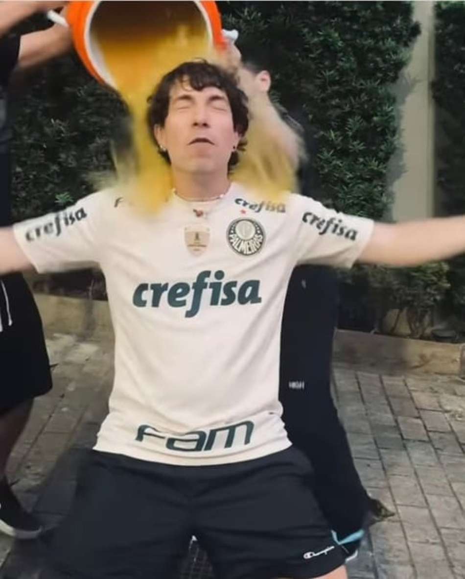 Vocalista do NX Zero vai à loucura com Libertadores do Palmeiras e derrama balde em comemoração