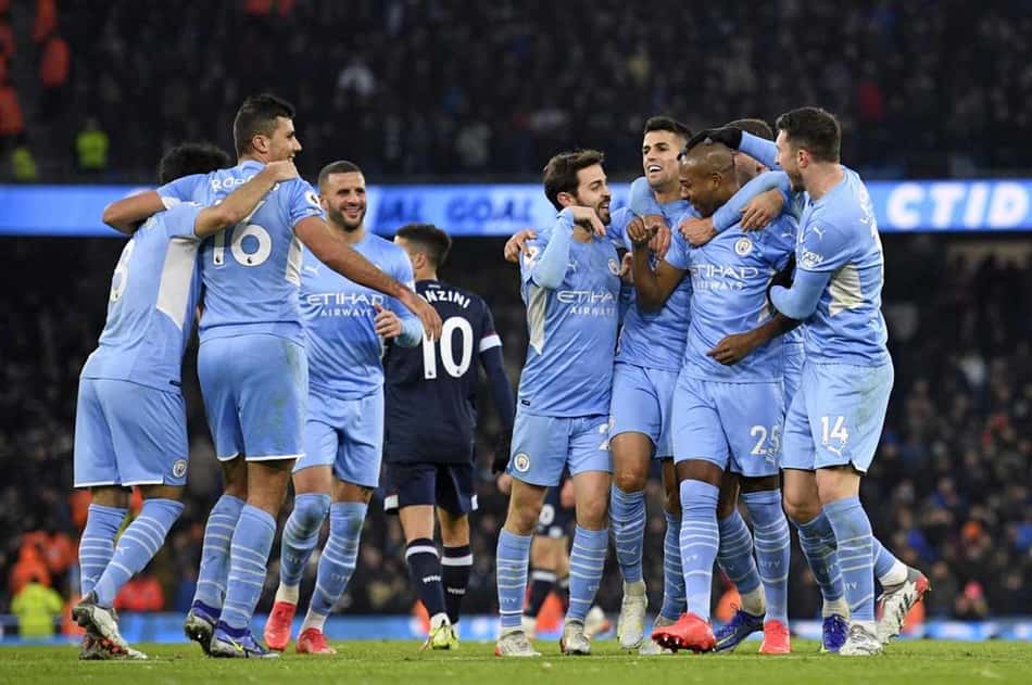 Fernandinho marca, City vence West Ham e encosta no líder Chelsea