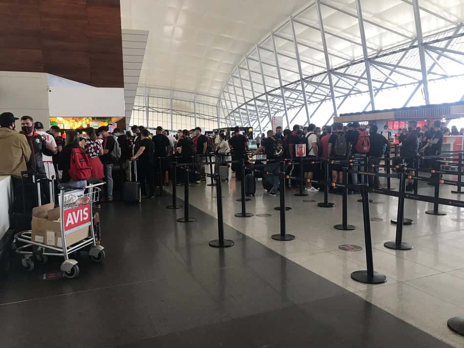 Torcedores enfrentam filas e burocracia para voltar ao Brasil depois da final da Libertadores