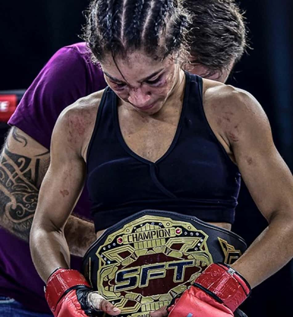 Ruth Ravena vence Nágila Goku por nocaute após luta intensa e fatura cinturão do SFT Xtreme