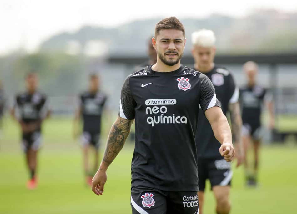 Suspensão de Fagner pode dar a João Pedro chance de 'estreia digna' pelo Corinthians