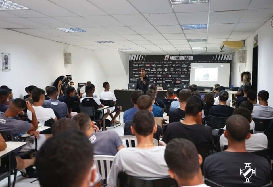 Vasco promove palestra socioeducativa sobre racismo aos meninos da base em São Januário