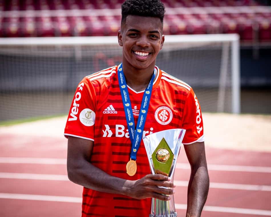 Zagueiro João Felix comemora título brasileiro sub-20 do Internacional