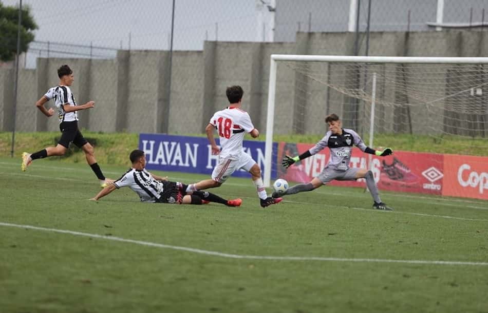 Equipe sub-16 do São Paulo vence o Atlético-MG e avança à semifinal do torneio amistoso Caju's Summer Cup