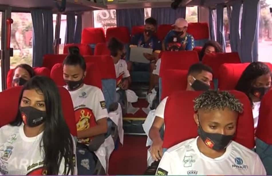 Ladrões rendem ônibus de equipe de futebol feminino e treinador diz que atleta sofreu abuso sexual