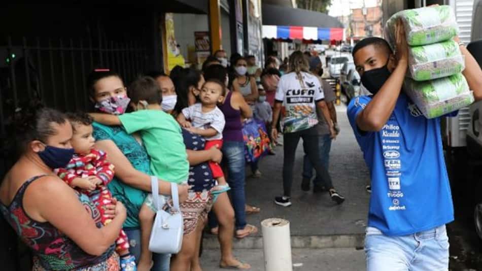 Ângelo e Lucas Braga participam de doação de alimentos em Heliópolis