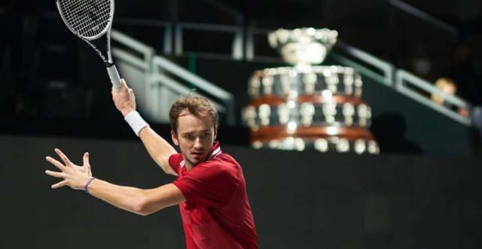 Medvedev vence Mikhail Ymer e coloca a Rússia na semifinal da Copa Davis