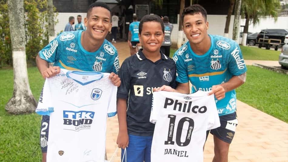 Garoto que se emocionou em vitória do Santos sobre o Fortaleza visita o CT Rei Pelé