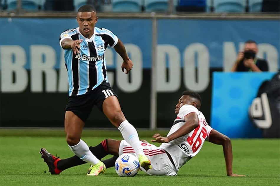 Douglas Costa rebate acusação de forçar cartão amarelo