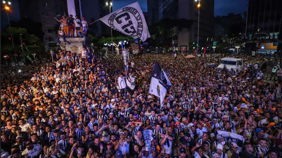Torcida do Atlético-MG faz festa até o amanhecer em Belo Horizonte; veja fotos!