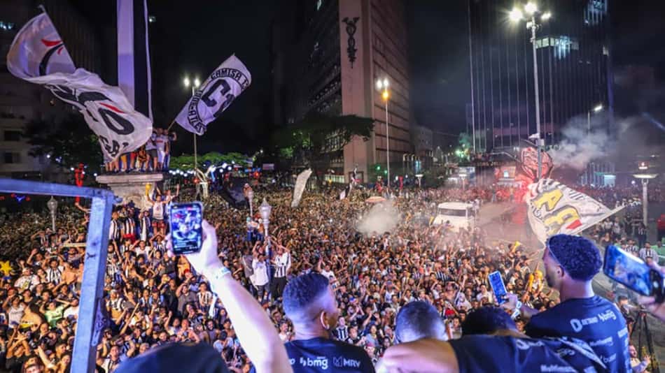 Festa do Atlético-MG vira a noite em BH; Cuca e Hulk são os mais festejados no encontro com a torcida