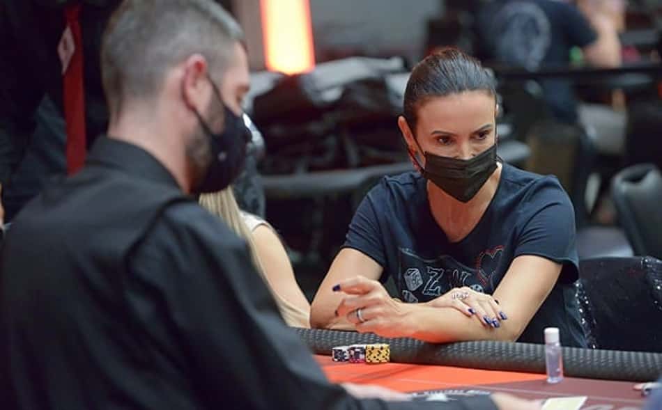 Campeã olímpica, Maurren Maggi vence torneio de poker superando os ex-Corinthians Lulinha e Dentinho