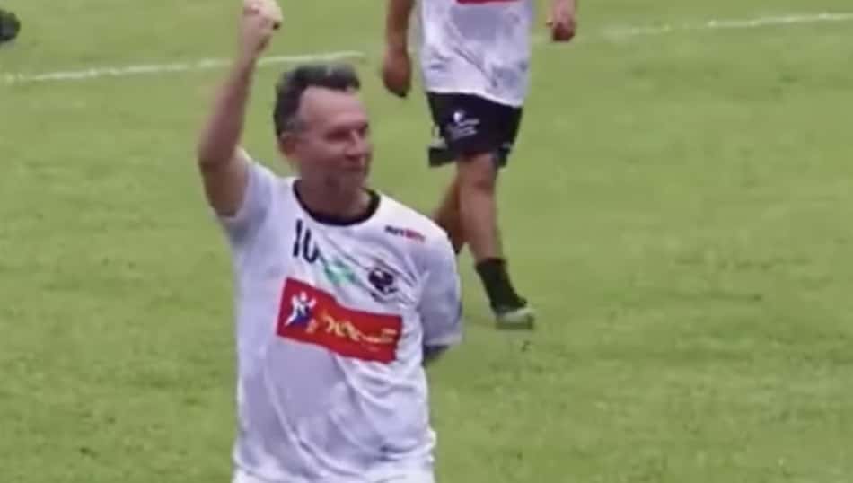 VÍDEO: Neto faz 'golaço' em pelada e solta o verbo: 'Melhor que esses pé de rato'