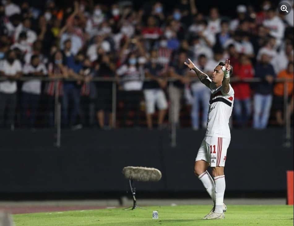 Luciano festeja volta ao São Paulo com atuação decisiva e diz: 'Muita gente falou que eu não jogaria'
