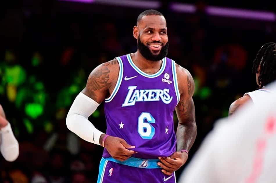 "Sinto-me mais saudável a cada dia", avisa LeBron James