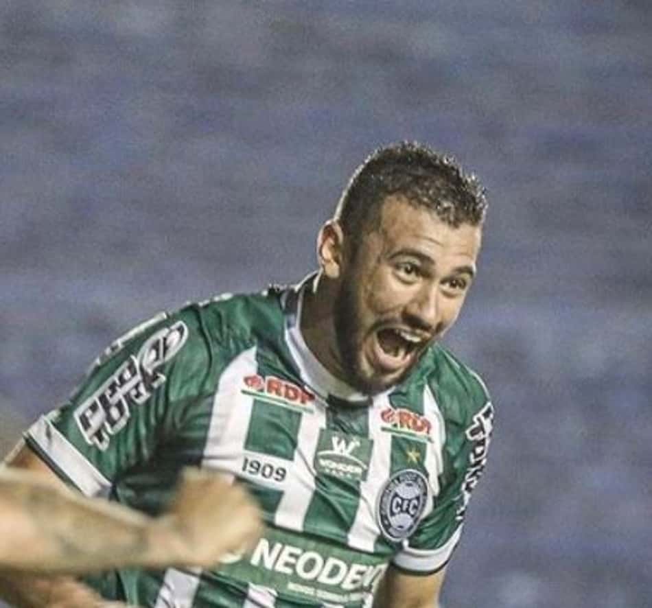 Coritiba espera resposta do zagueiro Luciano Castán