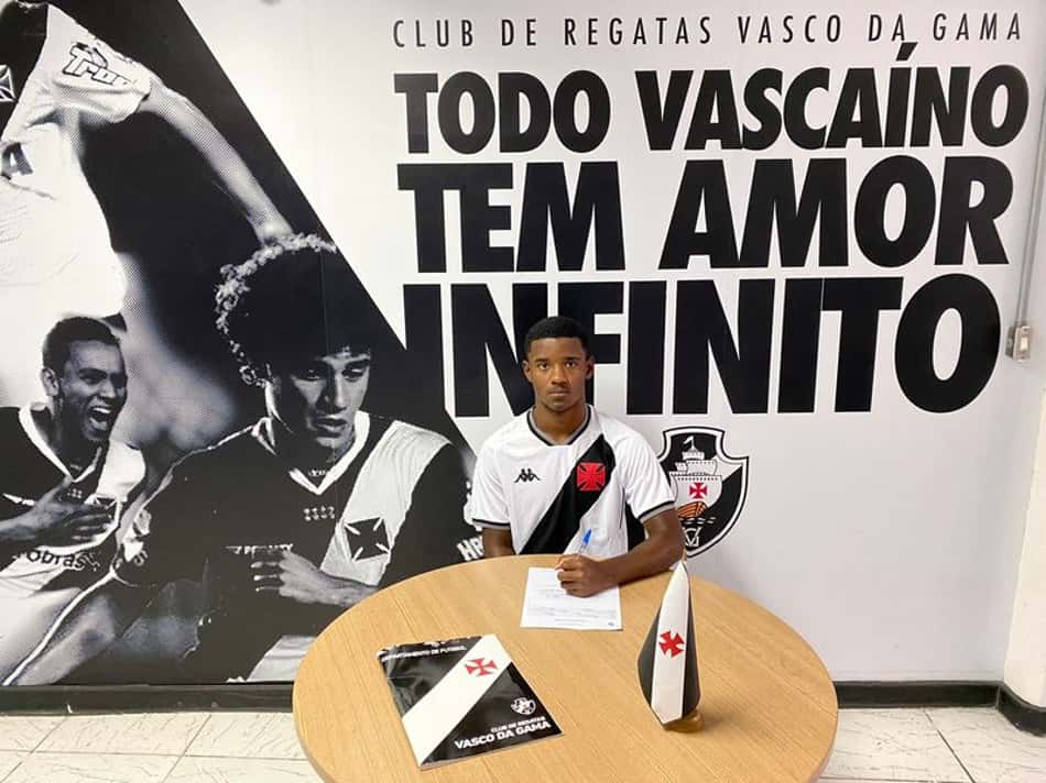 Vasco assina contrato de formação com Alex Ramiro, lateral-esquerdo do Sub-14, até dezembro de 2024