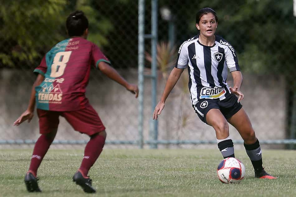 Botafogo renova o contrato de Gaby Louvain, joia da equipe feminina
