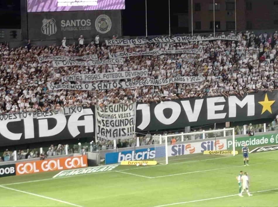 Torcida do Santos cobra diretoria após último jogo da temporada
