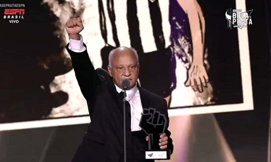Ídolo do Atlético-MG, Reinaldo faz protesto durante discurso no Bola de Prata: 'Fogo nos racistas'
