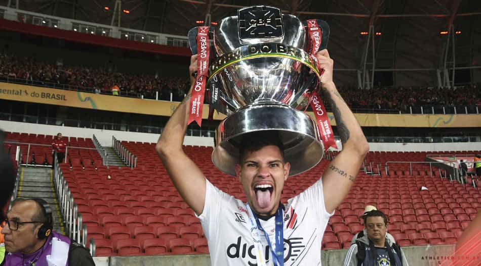 Bruno Guimarães se declara, vê grupo preparado para a Copa do Brasil e diz: 'O Athletico é enorme'