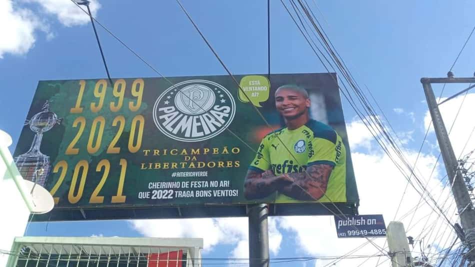 Palmeirenses colocam outdoor provocativo ao lado do prédio de organizada flamenguista em Ponta Grossa