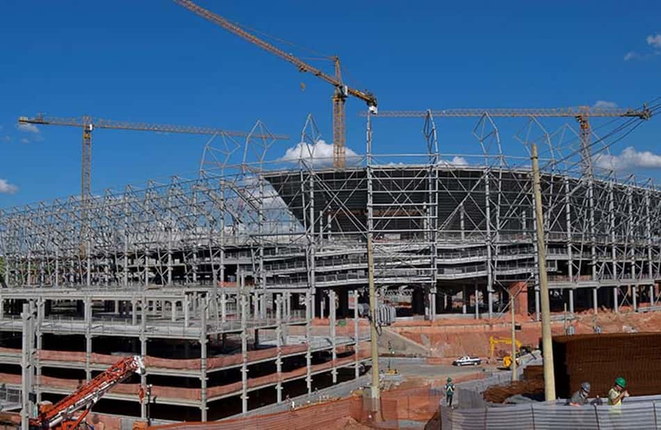 Trabalhadores das obras da Arena MRV, novo estádio do Atlético-MG, protestam contra más condições de trabalho