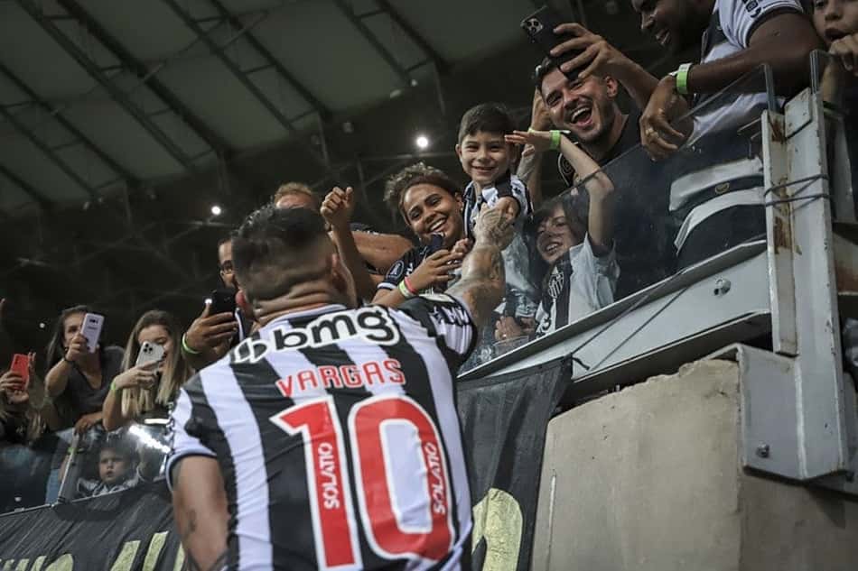 'Ai, credo': com gritos de 'é campeão', Atlético-MG é regido por torcida em despedida do Mineirão com goleada