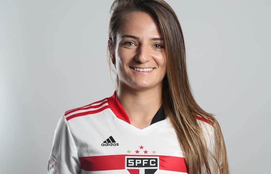 Lateral-esquerda Natane festeja novo contrato com o São Paulo e mira 'títulos e coisas maiores' pelo clube