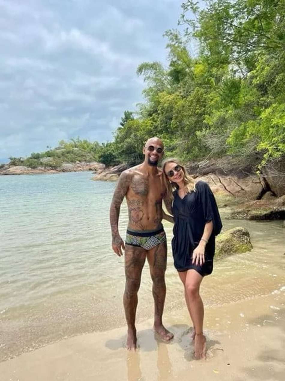 Felipe Melo curte resort paradisíaco em Santa Catarina após acerto com Fluminense