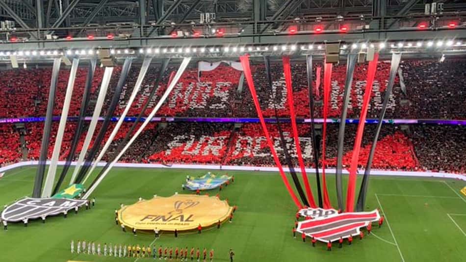 Torcida do Athletico joga objetos, mas apoia e faz festa mesmo após título do Atlético-MG na Arena da Baixada