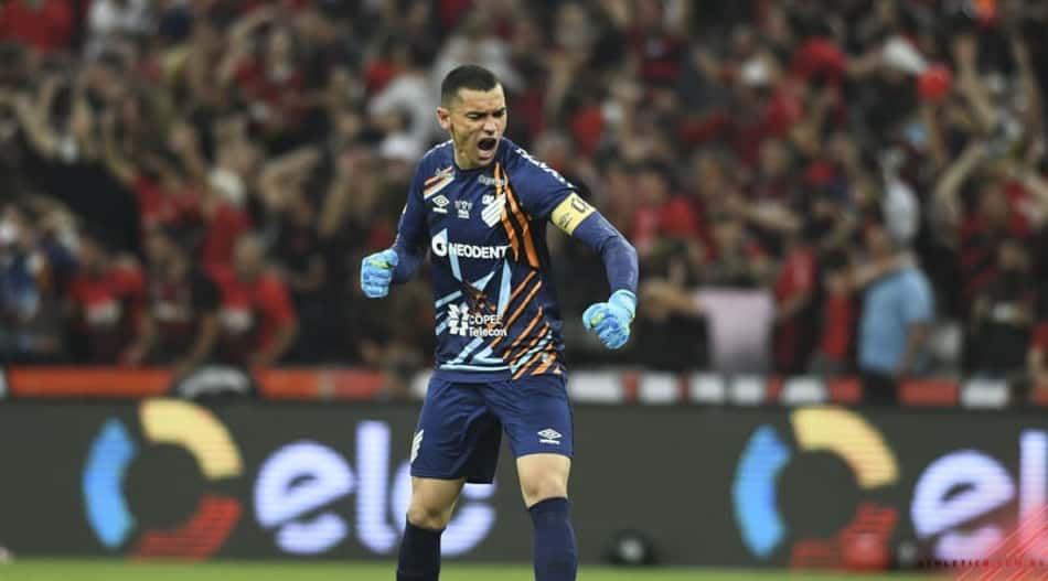 Santos agradece presença da torcida e avalia temporada do Athletico-PR: 'Saímos com um saldo positivo'