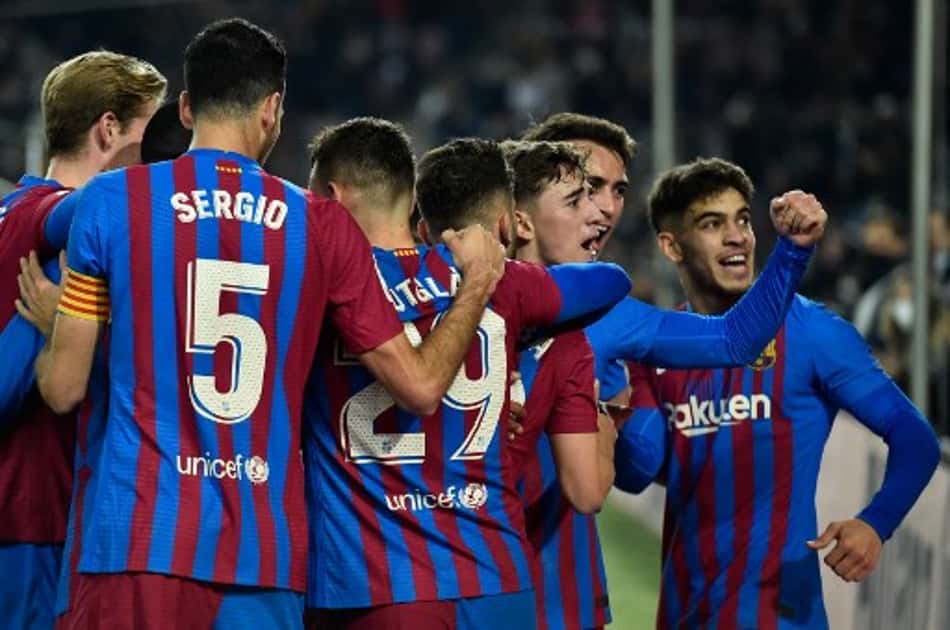 Com talento de jovens, Barcelona sofre sustos, mas vence o Elche pelo Campeonato Espanhol