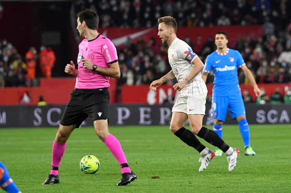 Sevilla marca no fim, vence o Atlético de Madrid e segura vice-liderança de La Liga