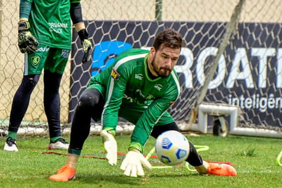 Matheus Cavichioli tem lesão constatada, e América-MG chega a sete jogadores no DM