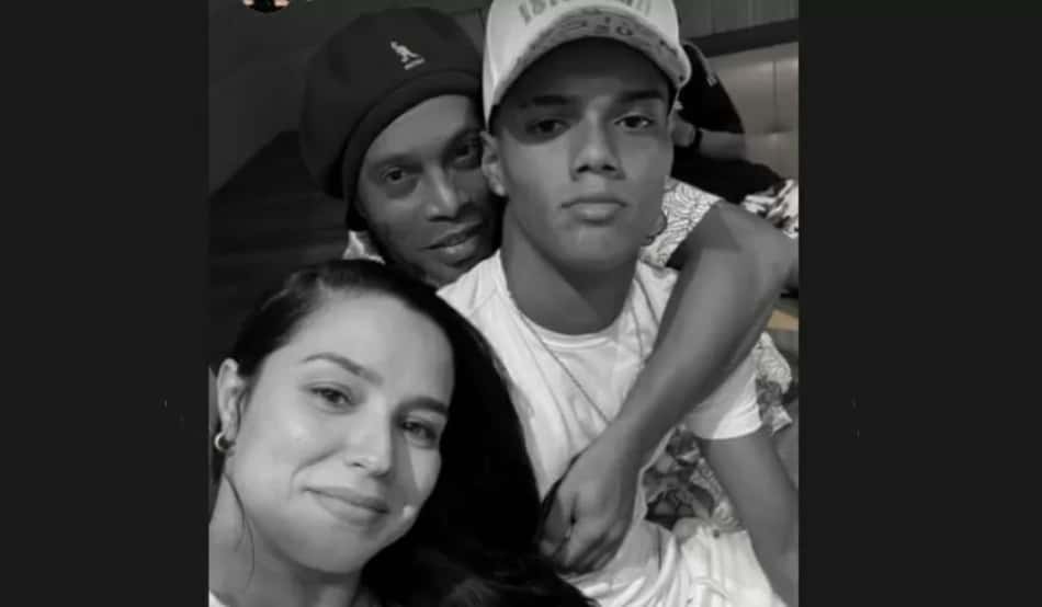 Ronaldinho Gaúcho visita o filho e mãe do garoto posta: 'Nosso elo eterno'