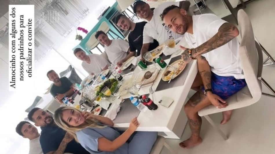 Almoço com os parças: Neymar volta ao Brasil para festas de fim de ano