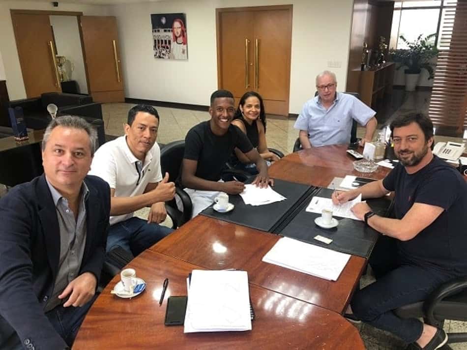 Corinthians anuncia renovação com promessa do sub-20 até 2024