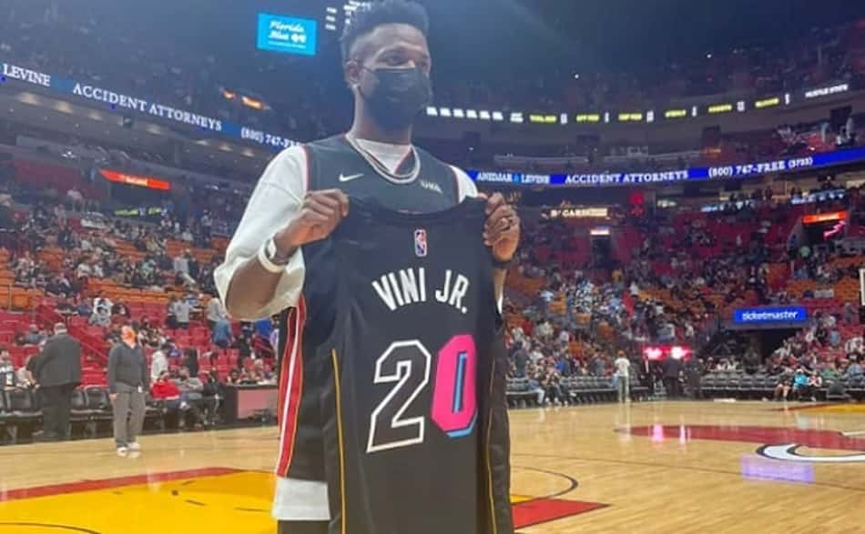 Vinicius Jr assiste jogo da NBA e recebe homenagem do Miami Heat