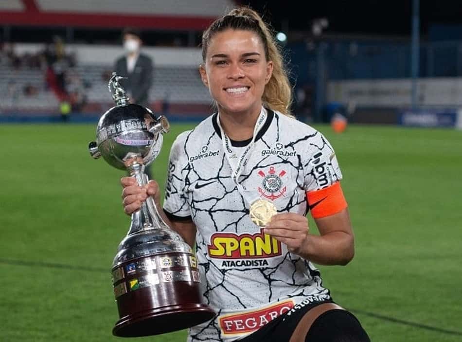 Lateral do Corinthians é eleita a primeira Rainha da América