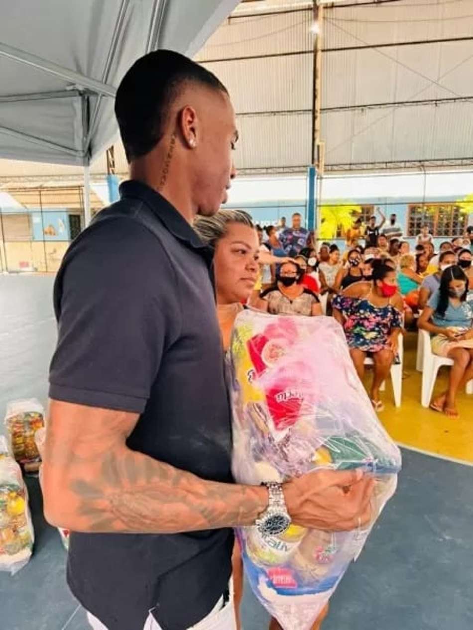 Ex-jogador de Flamengo e Santos, Jean Lucas distribui três toneladas de alimentos no Rio de Janeiro