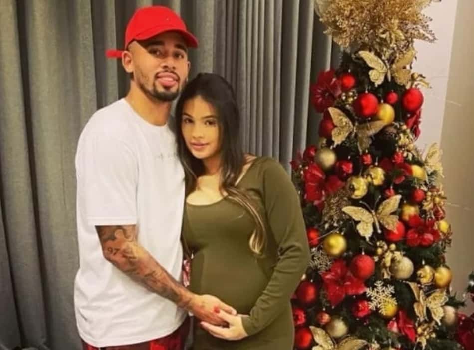 Papai 2022: Gabriel Jesus divulga clique da gestação da namorada