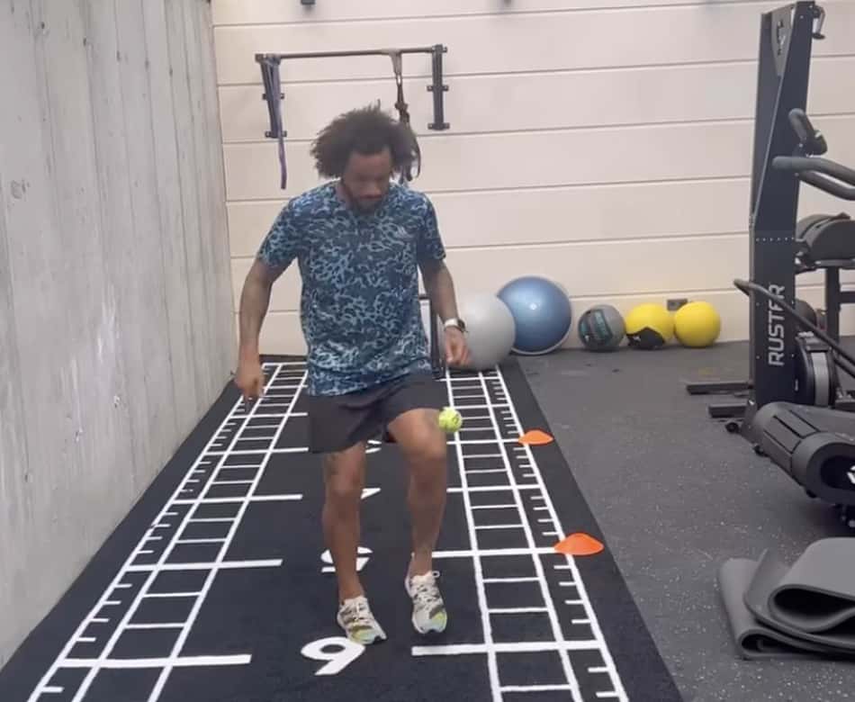 VÍDEO: Marcelo esbanja controle com bolinha de tênis na academia