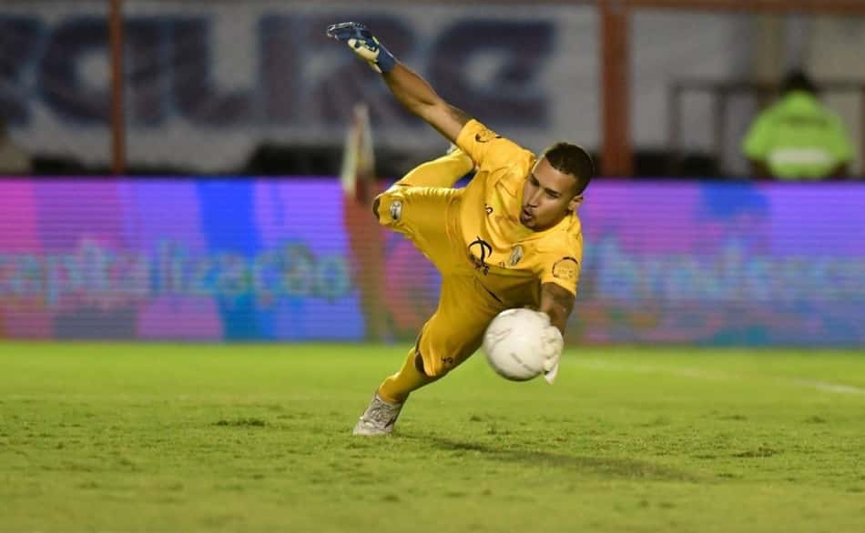 Goleiro do Flamengo comenta 'jogo com os pés' característico de Paulo Sousa, técnico próximo do clube