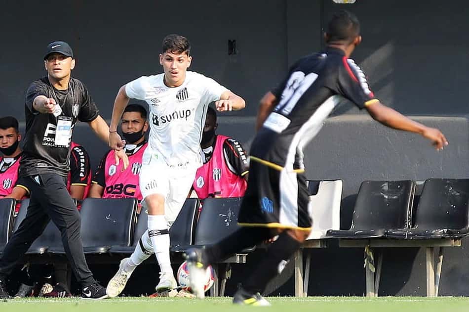Santos não renova contrato e lateral João Pistelli deixará o clube